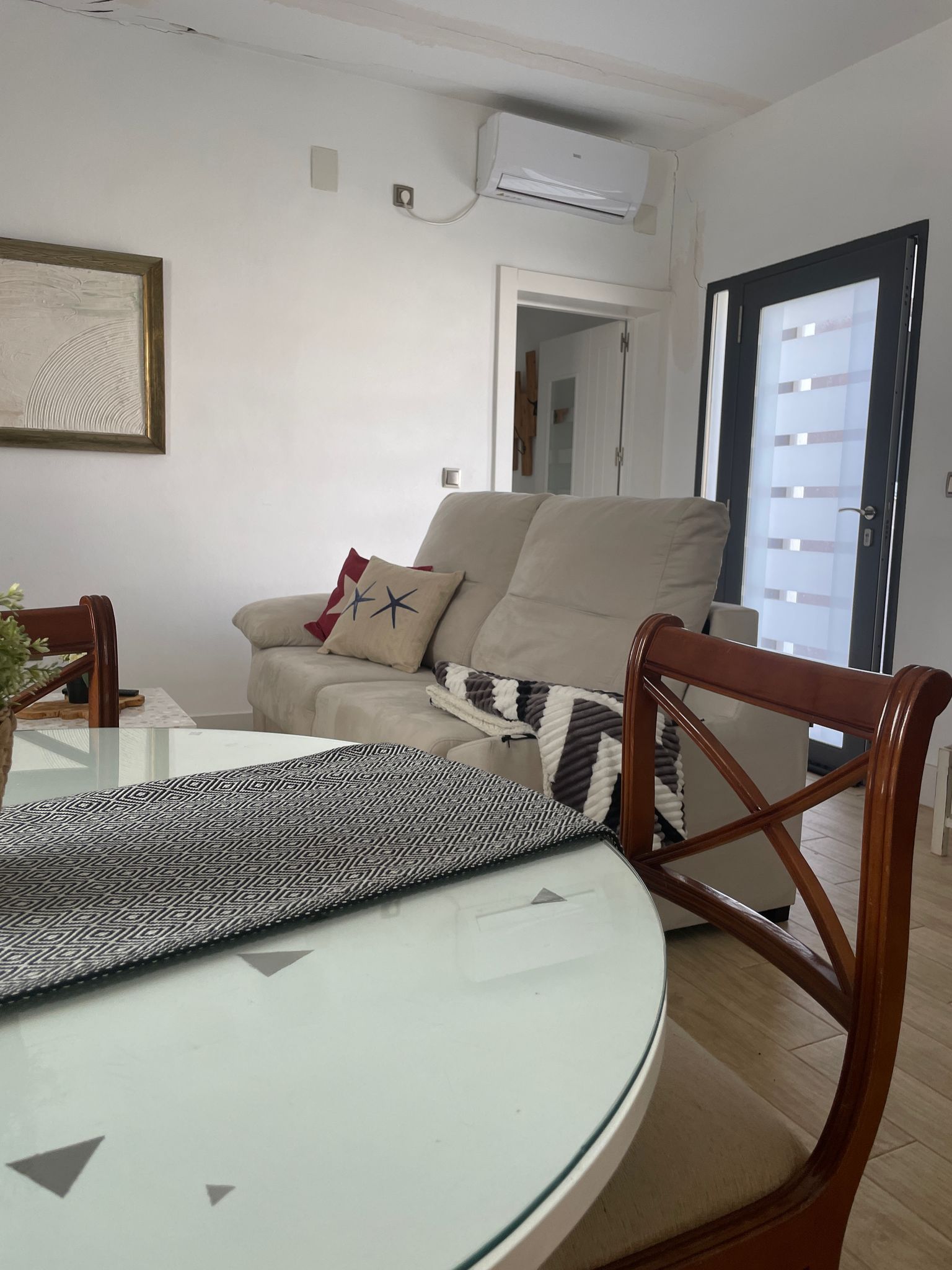 Una sala de estar con sofá, mesa y sillas.