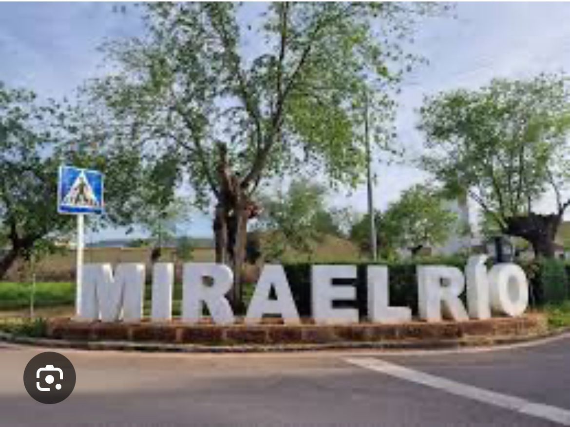 Un gran cartel que dice mira el rio