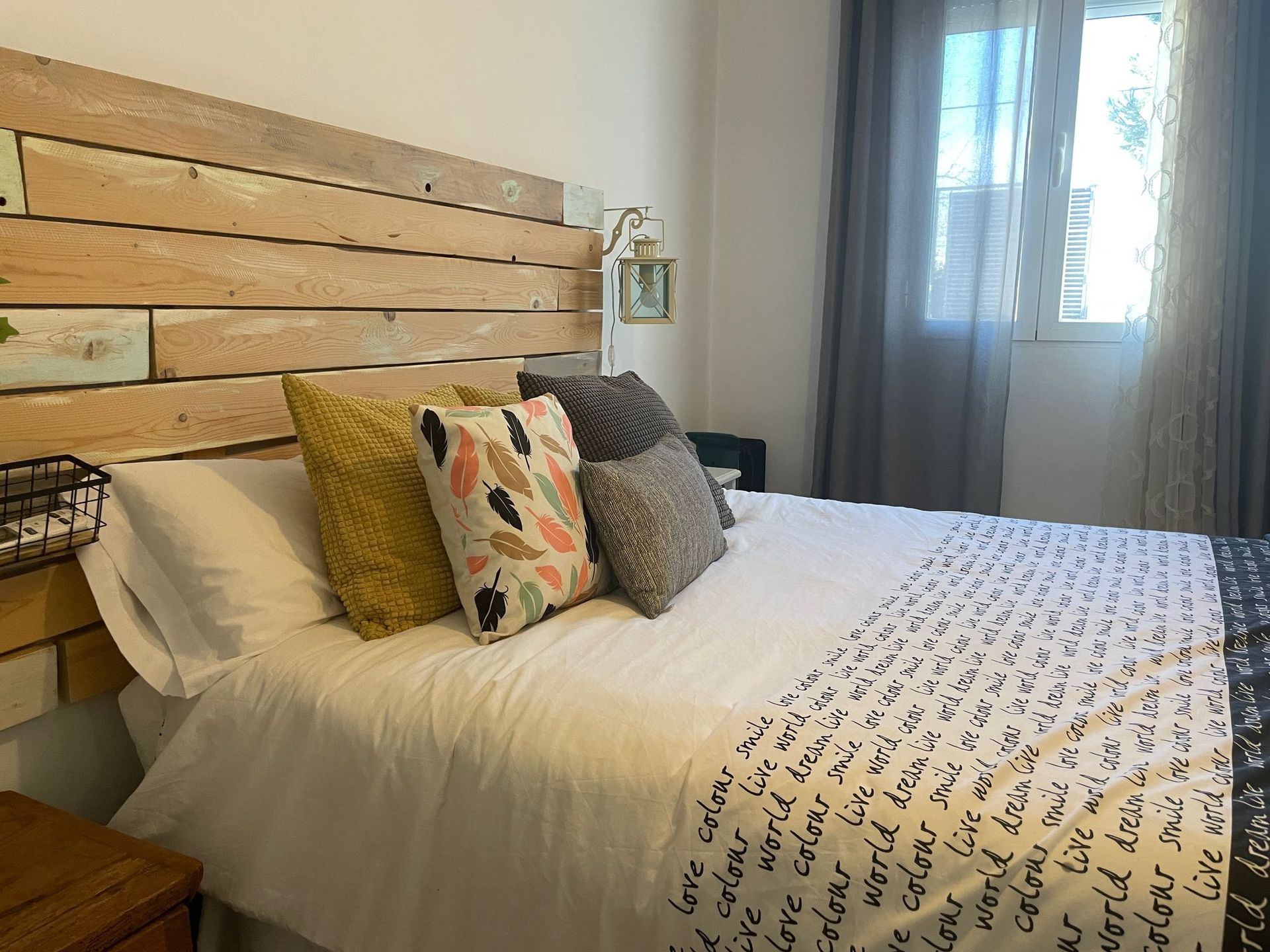 Una cama con cabecero de madera y almohadas en un dormitorio.