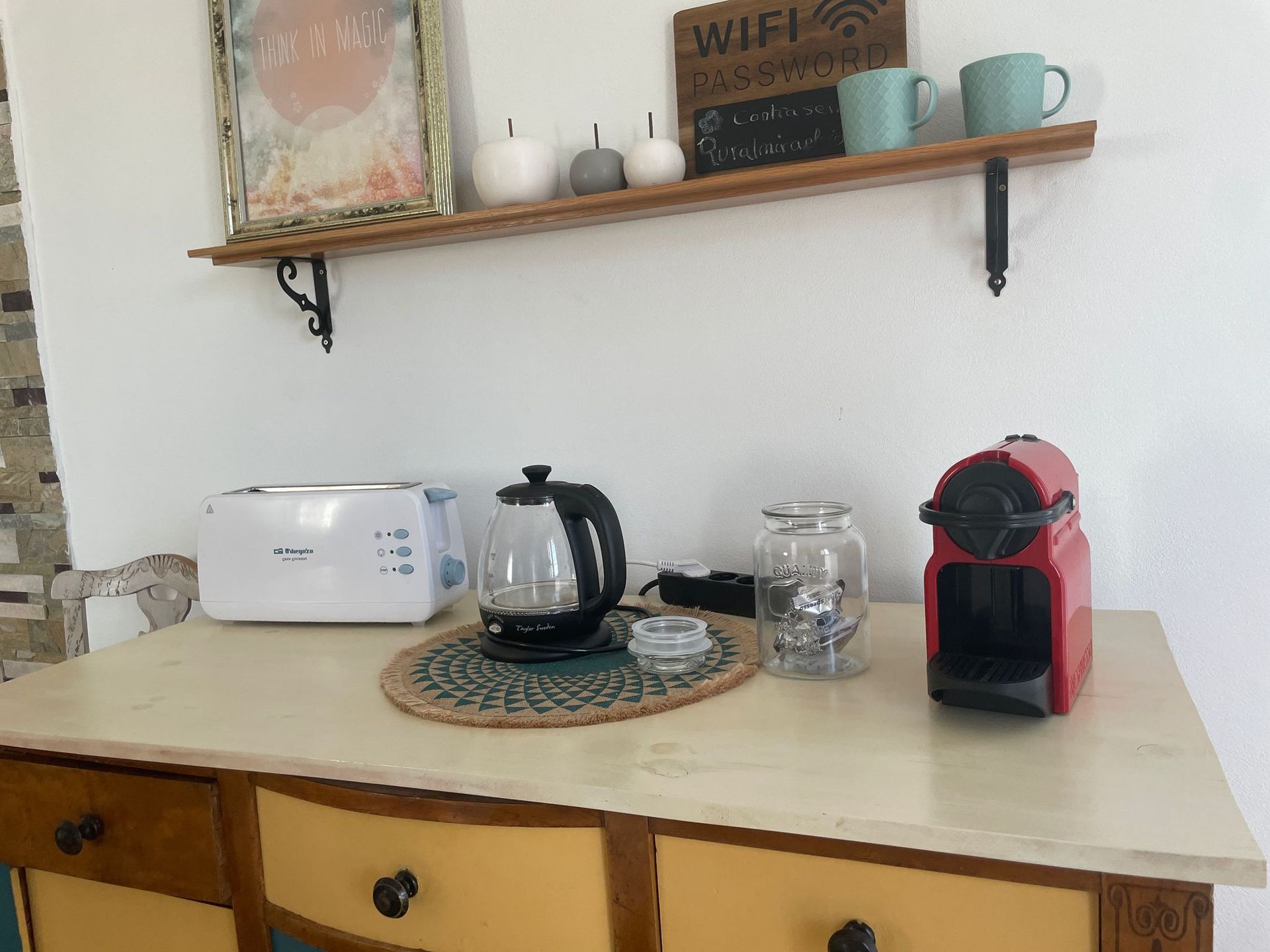 Una encimera de cocina con una tostadora y una cafetera encima.