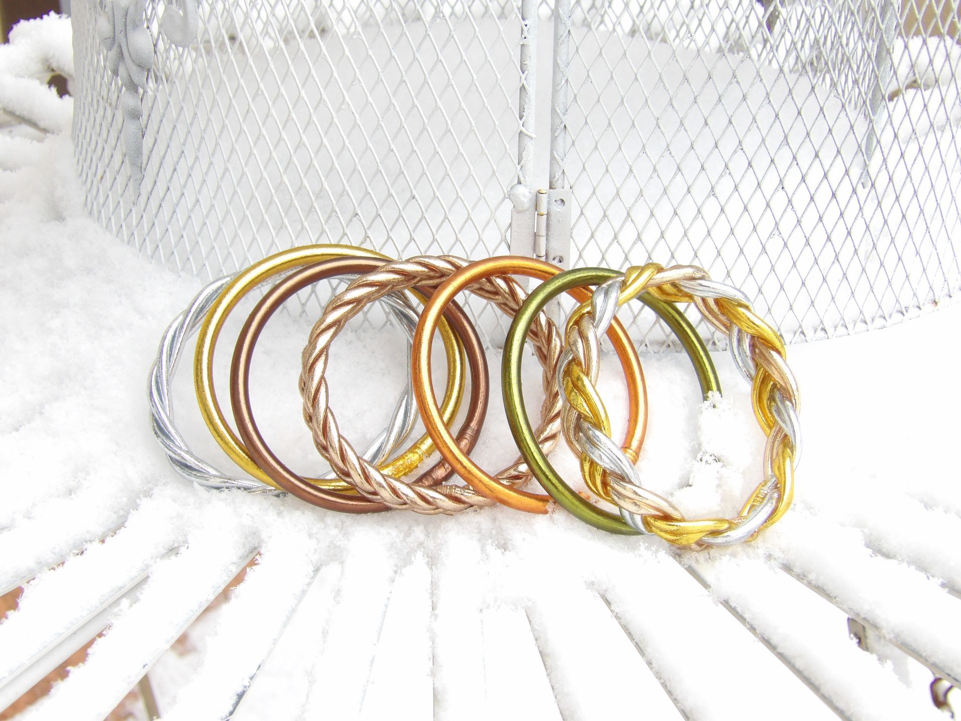 joncs bouddhistes colorés enneigés