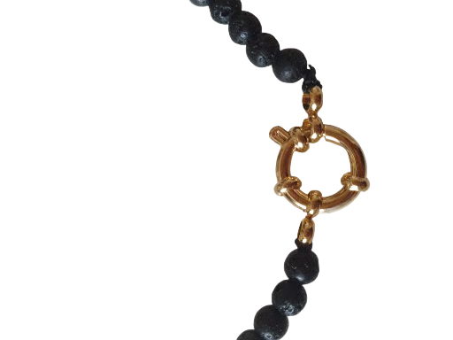 Collier de perles noires avec fermoir doré.