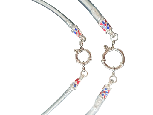 Collier en argent orné de fermoirs travaillés et de détails colorés.