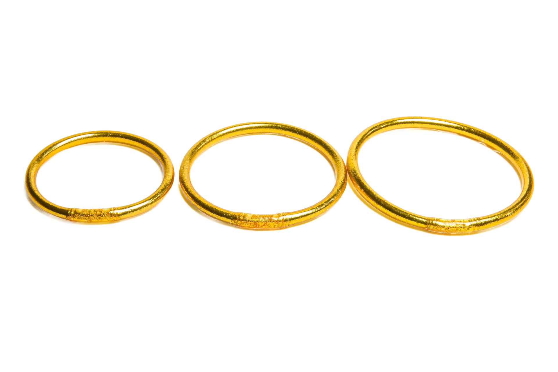 Trois bracelets en joncs bouddhistes de tailles différentes.