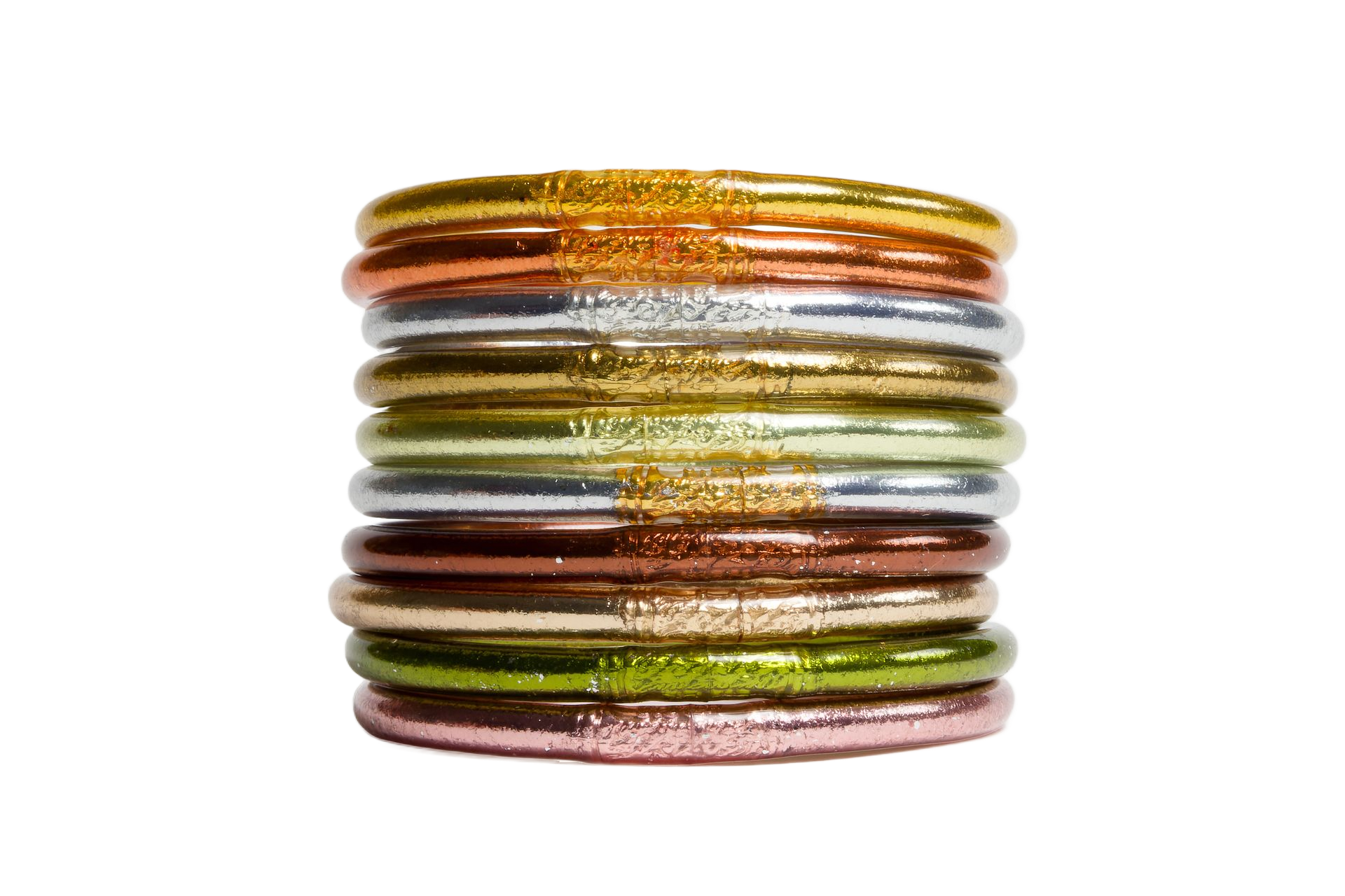 Un assortiment de bracelets de différentes couleurs : or, argent, cuivre et vert.