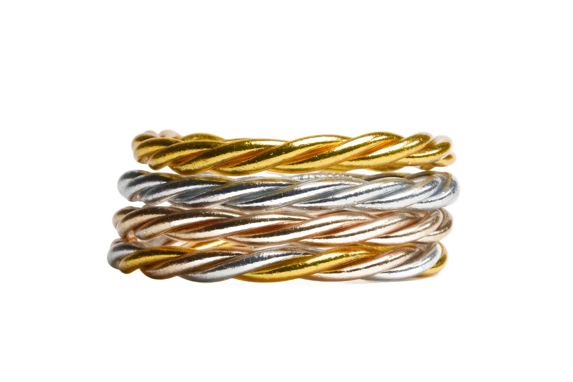 Quatre anneaux métalliques torsadés et empilés : or, argent, or rose et or.