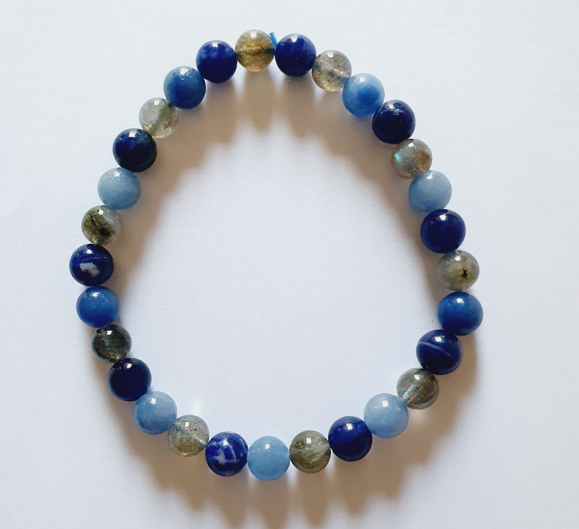 Bracelet en perles de pierres précieuses bleues, bleu clair et gris-vert.