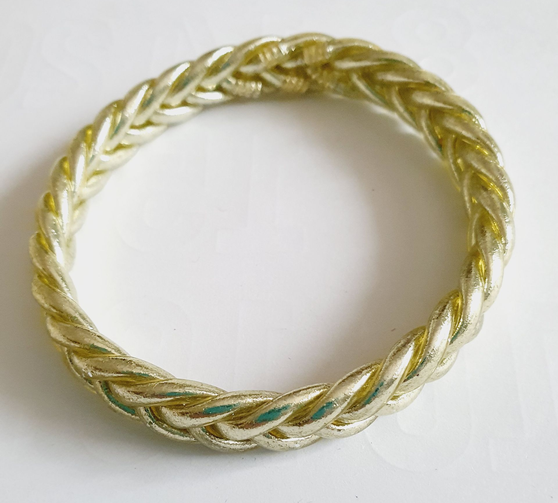 Bracelet tressé couleur or.