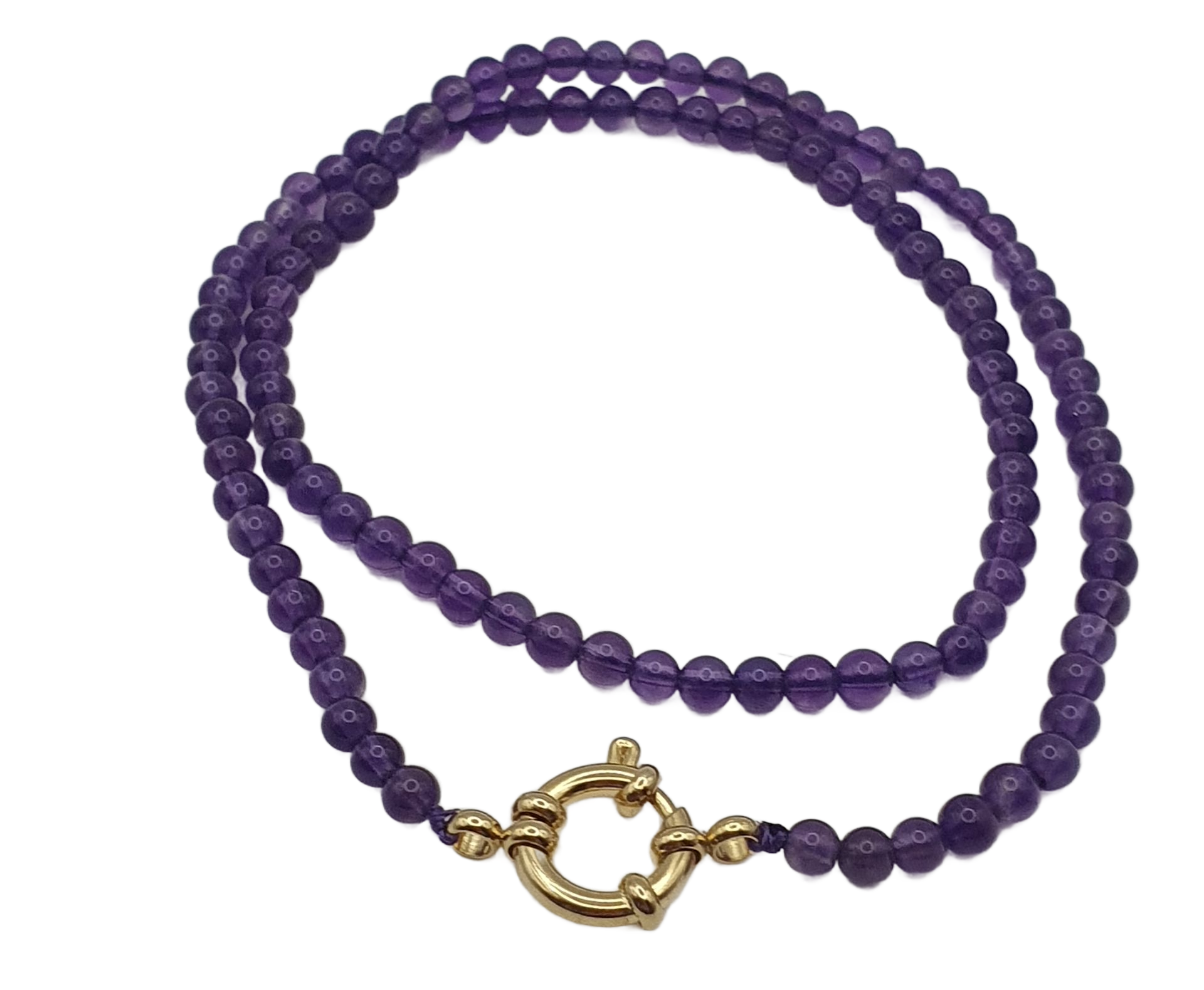 Collier de perles améthyste violet avec fermoir doré.