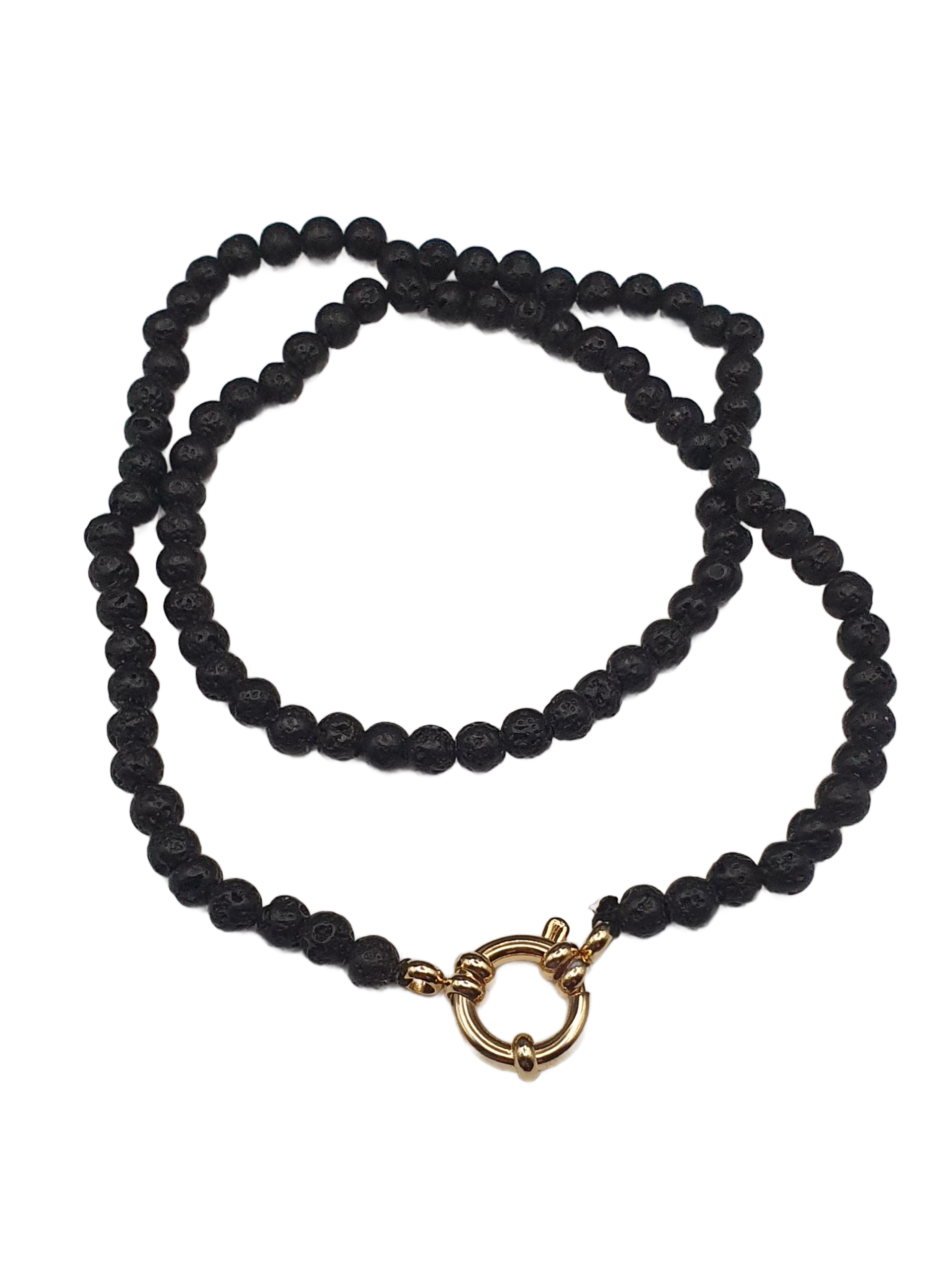 Collier de perles noires avec fermoir doré.
