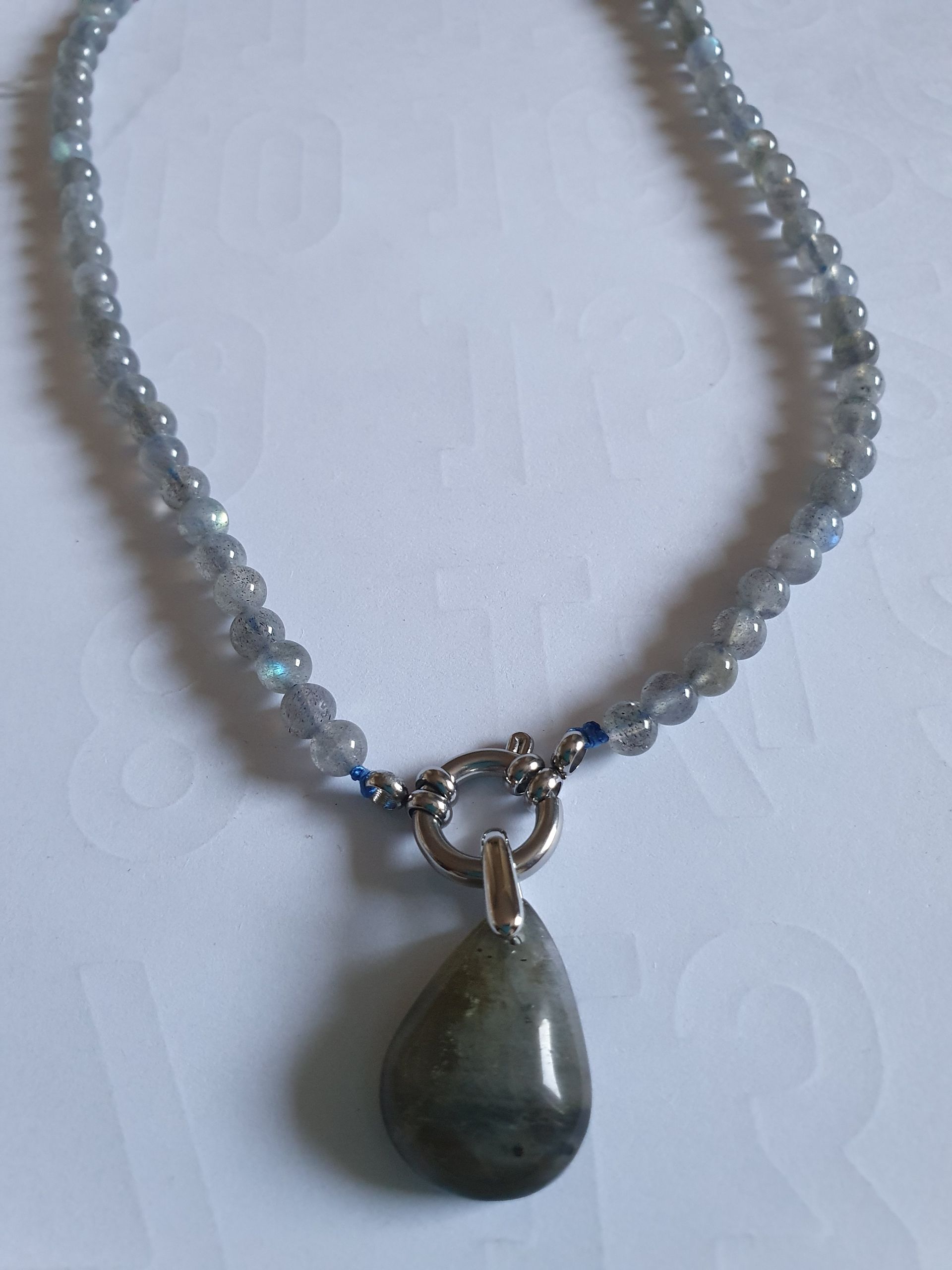 Collier de perles de labradorite avec fermoir en argent et pendentif en forme de larme.
