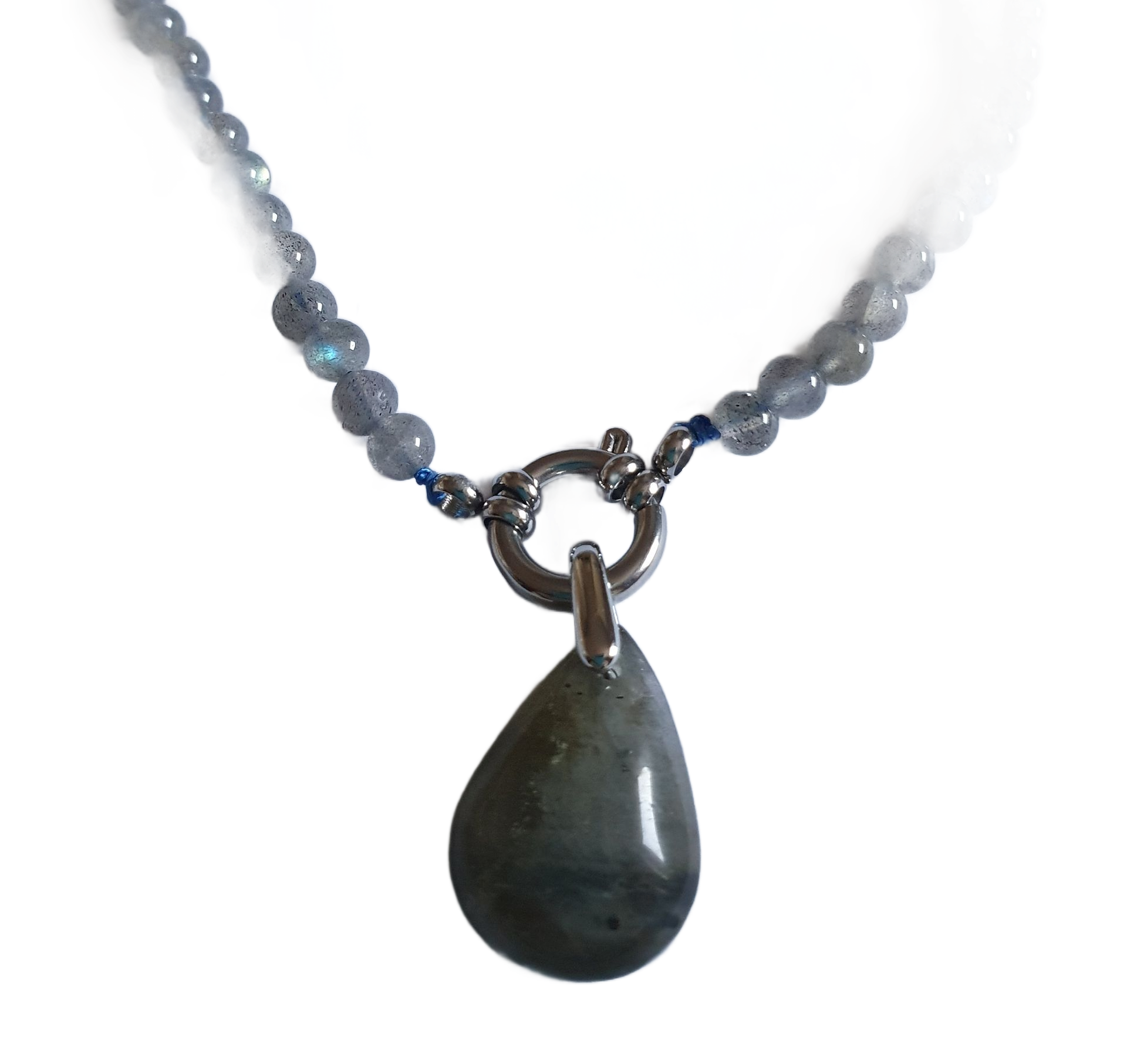Collier de perles de labradorite avec pendentif en forme de larme et fermoir en argent.