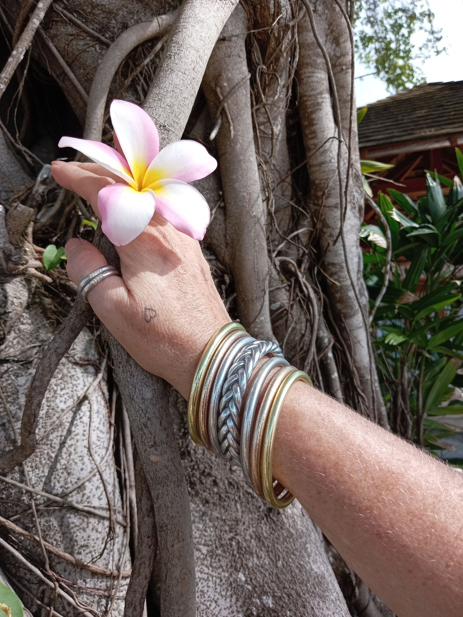 Une fleur dans une main.