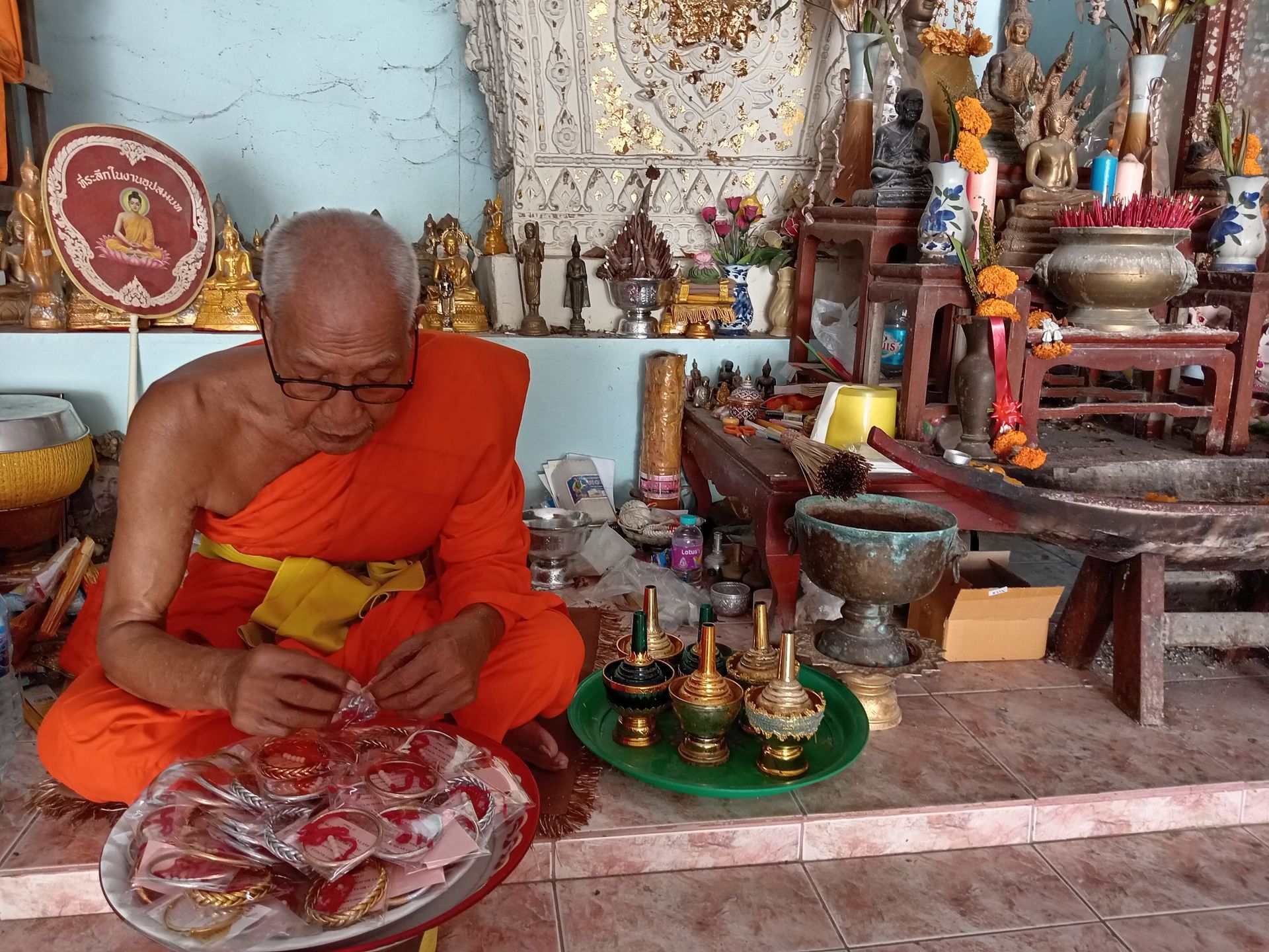moine thaïlandais qui bénit les joncs pour leelawadee