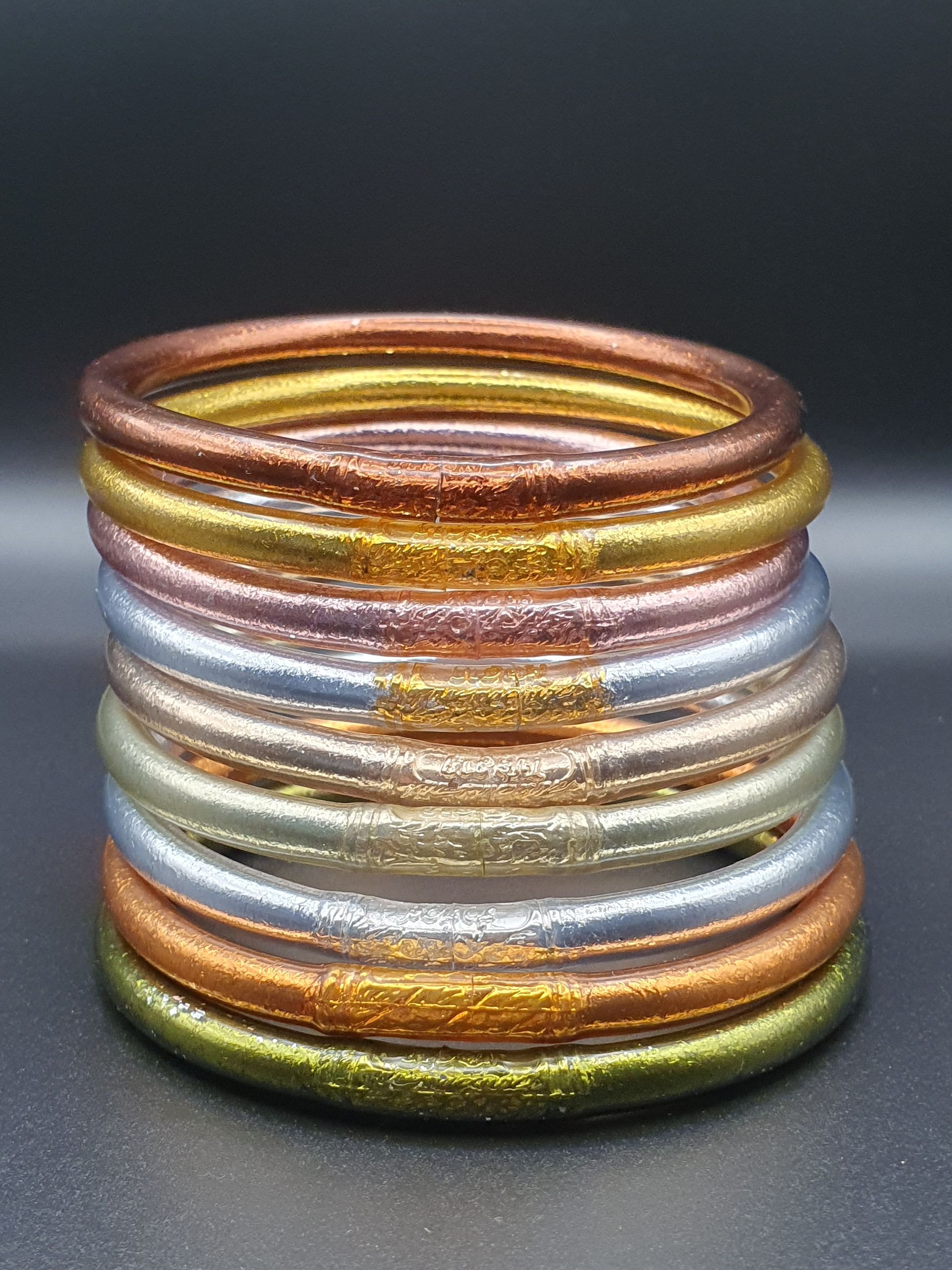 neuf joncs bouddhistes de couleurs différentes empilés les uns sur les autres