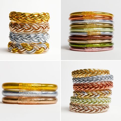 De nombreux bracelets empilés.