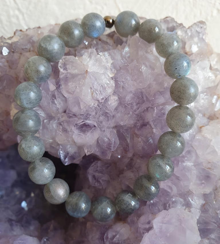 Bracelet de perles de labradorite grise sur améthyste violette.