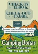 Cartel de camping con horarios de entrada y salida, montañas, lago y número de teléfono.