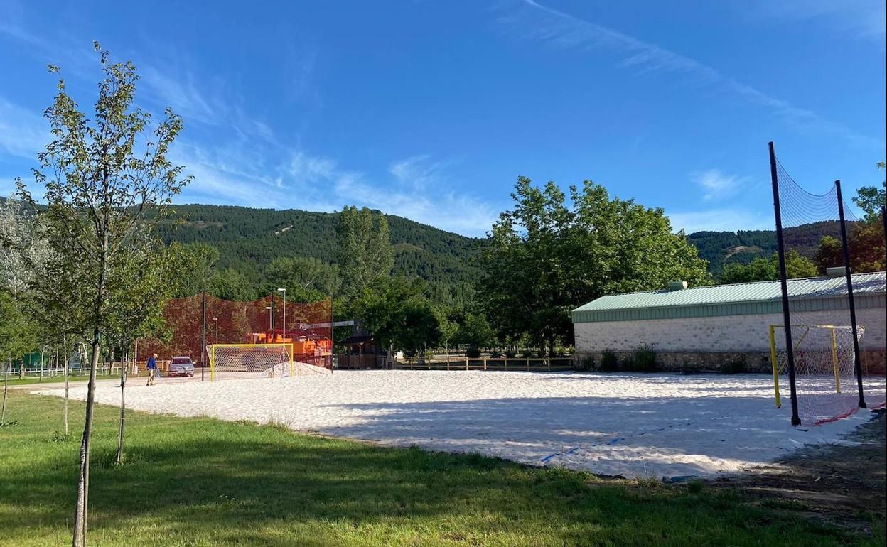 Una estatua de tres cabras paradas sobre una pila de rocas.