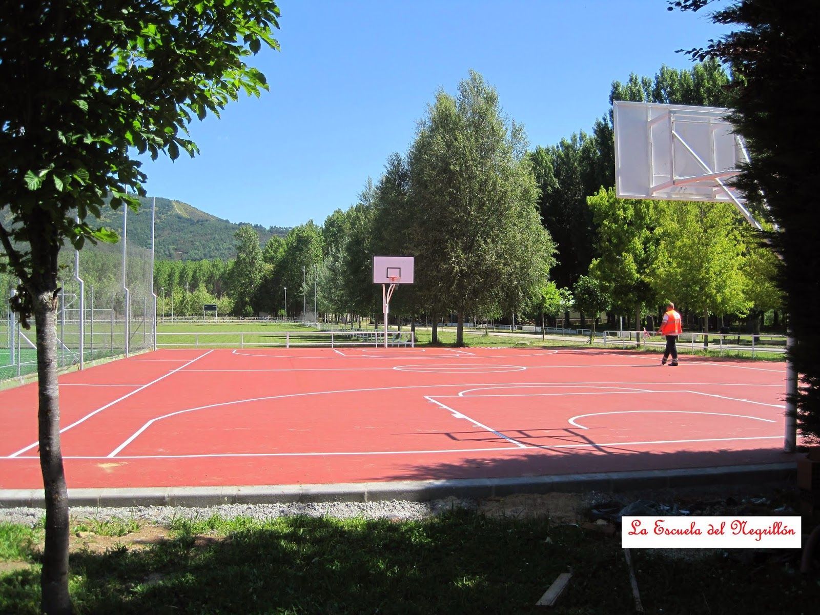 Una estatua de tres cabras paradas sobre una pila de rocas.