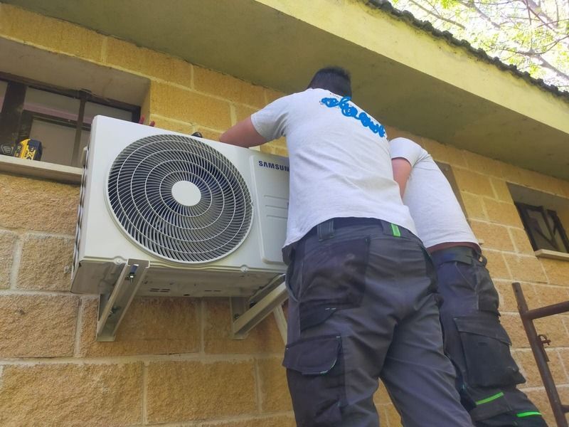 Un edificio amarillo está rodeado de nieve y árboles.