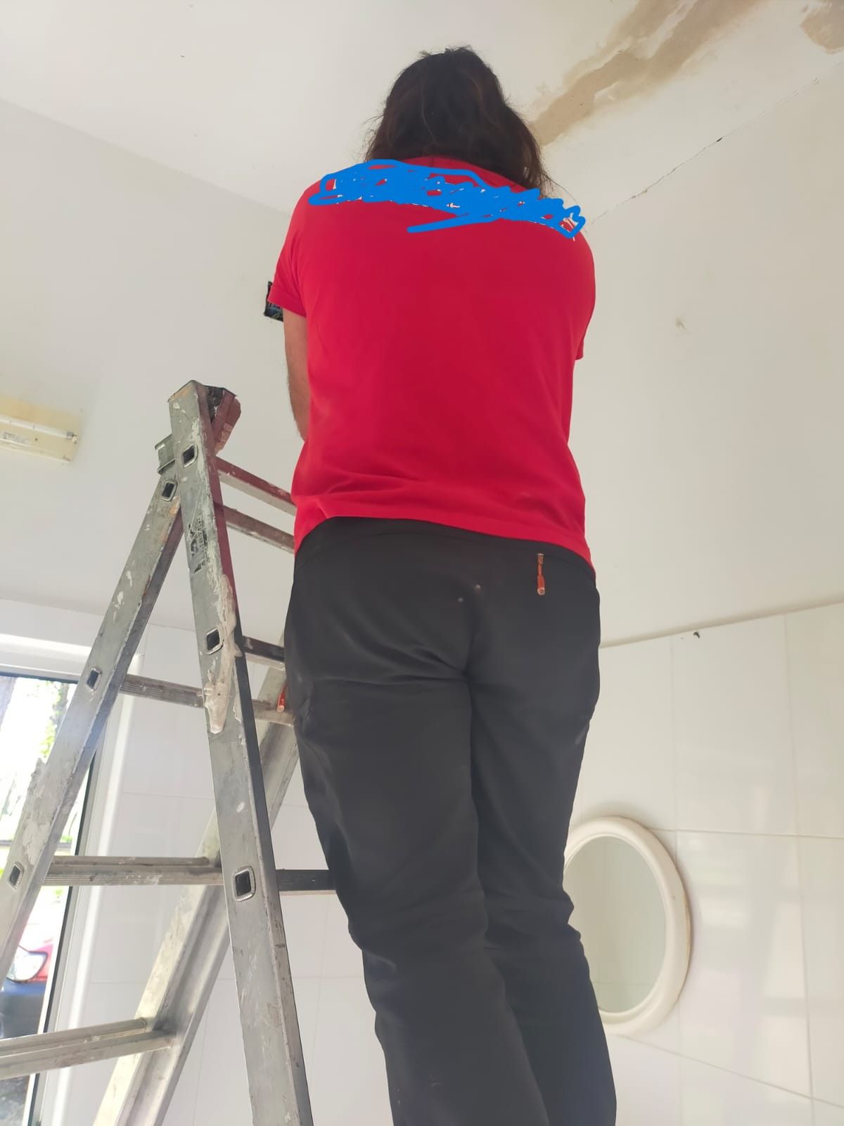 Dos niños están jugando al fútbol en un exuberante campo verde.
