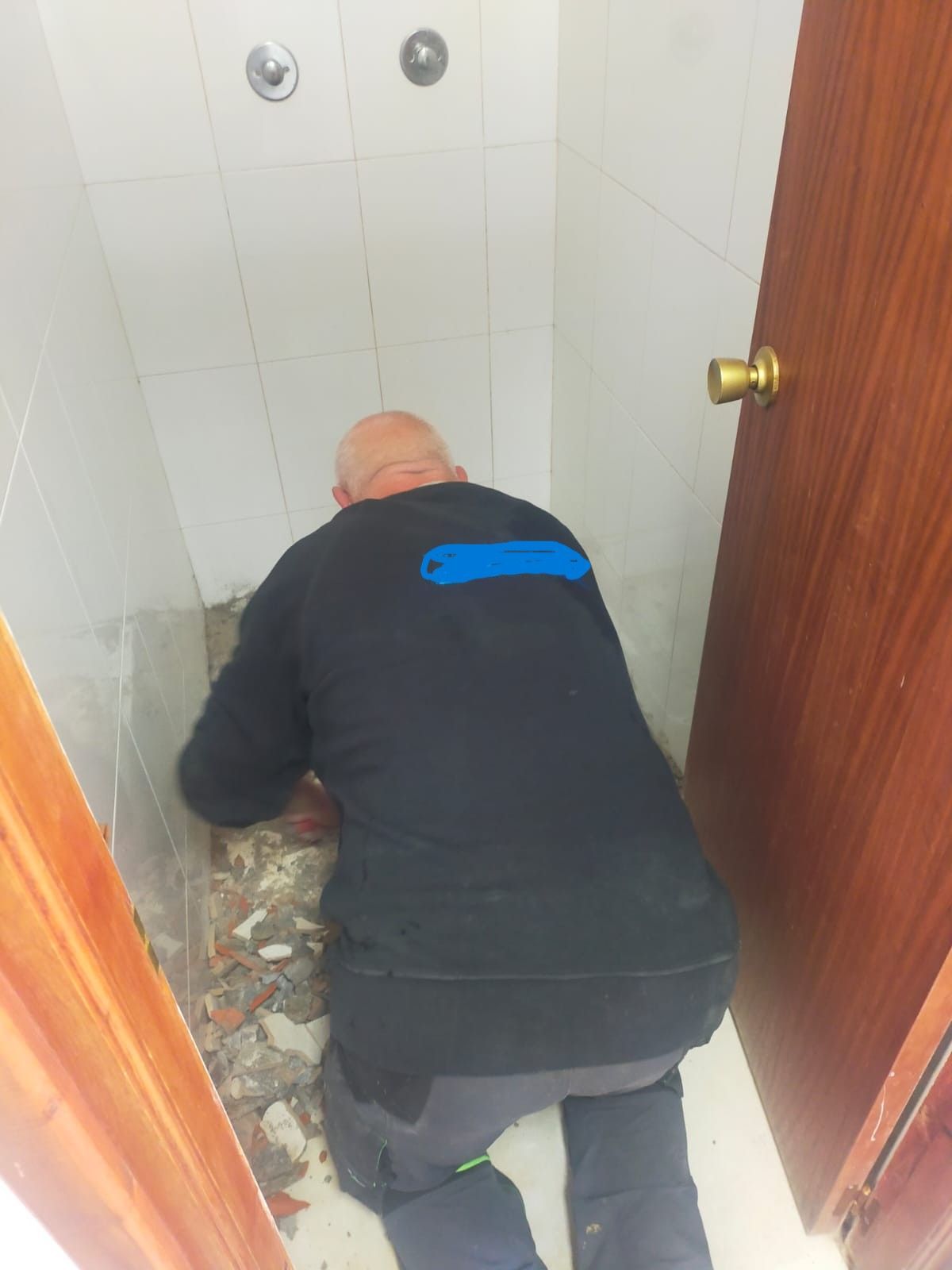 Una gran piscina con montañas al fondo.