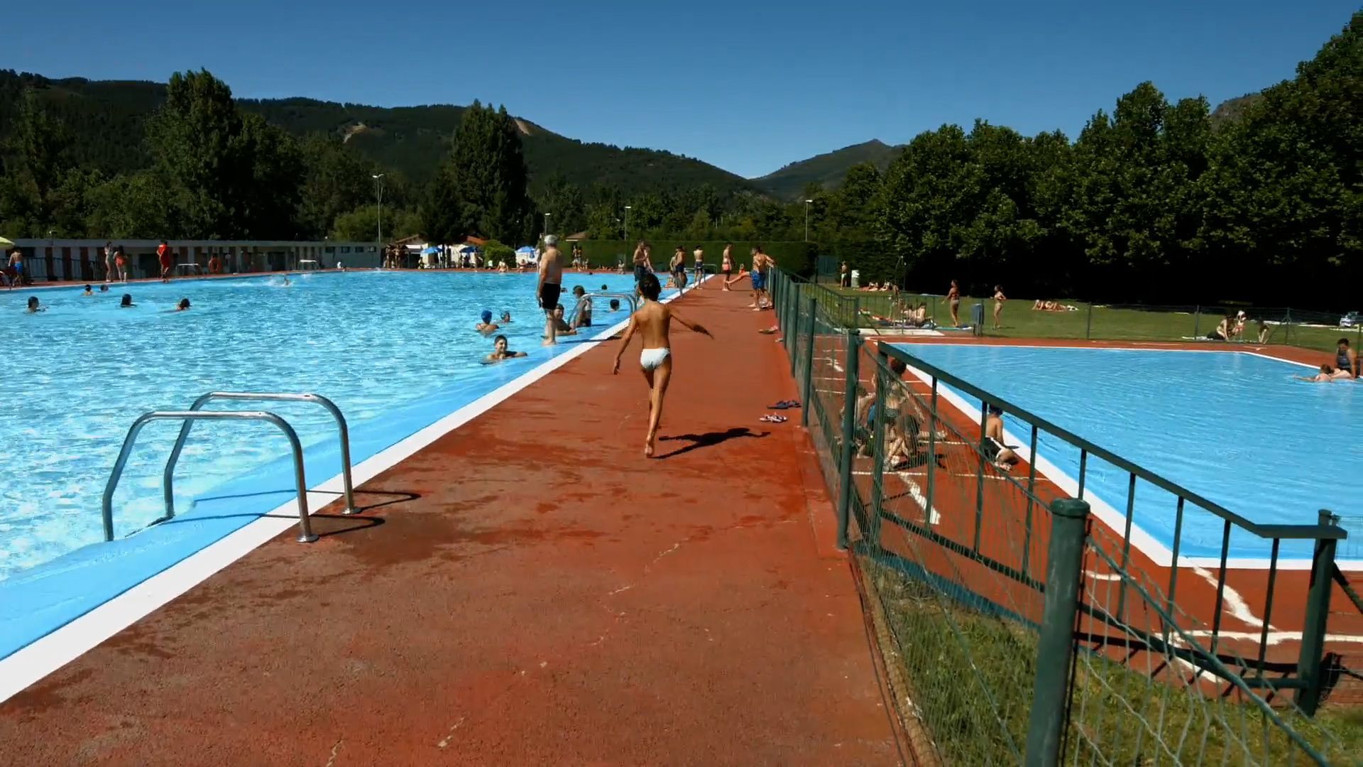 Una estatua de tres cabras paradas sobre una pila de rocas.