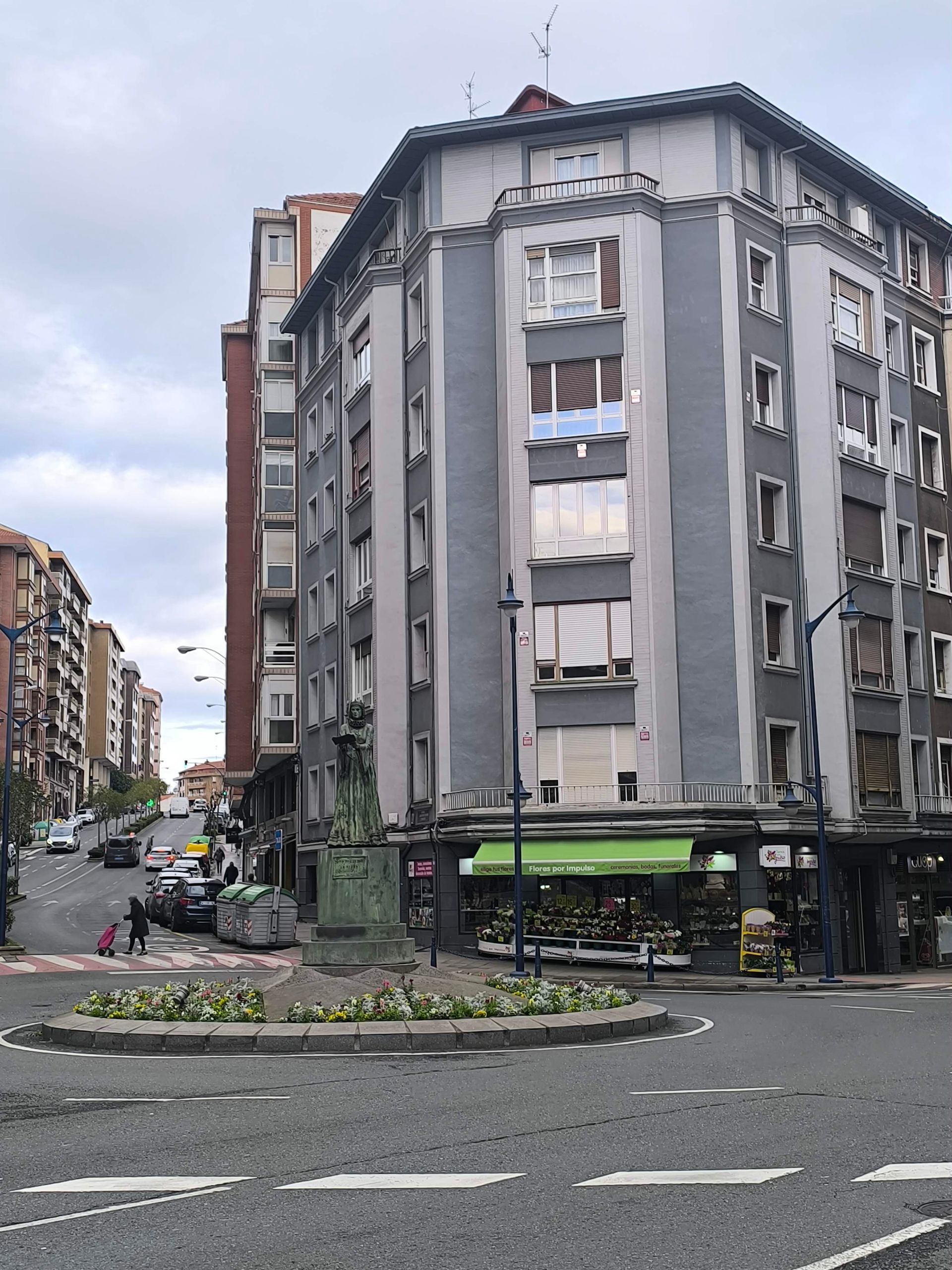 Un edificio con un toldo verde al costado.