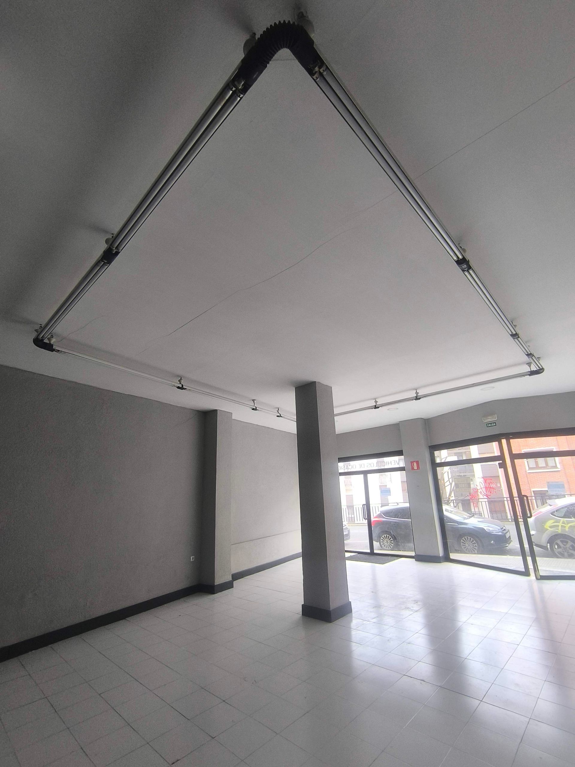 Una habitación vacía con un techo en forma de triángulo y un pilar.