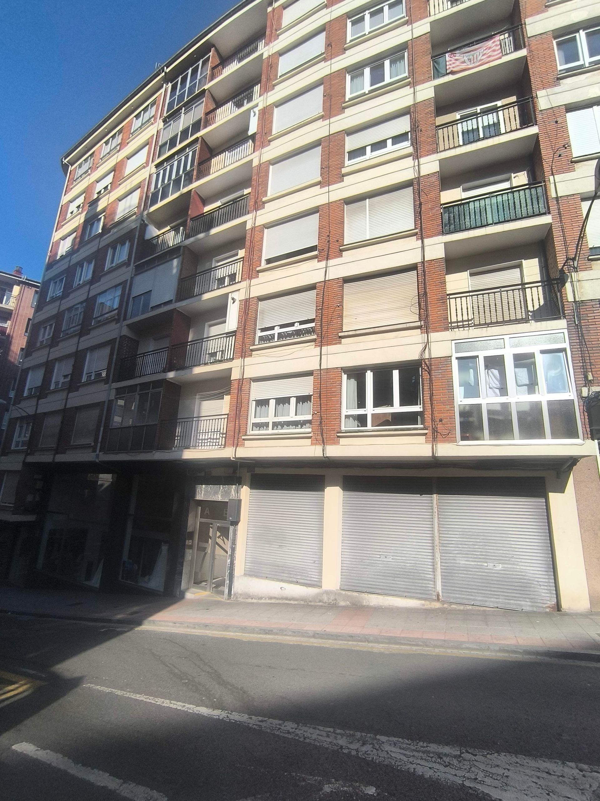 Un edificio grande con muchas ventanas y balcones.