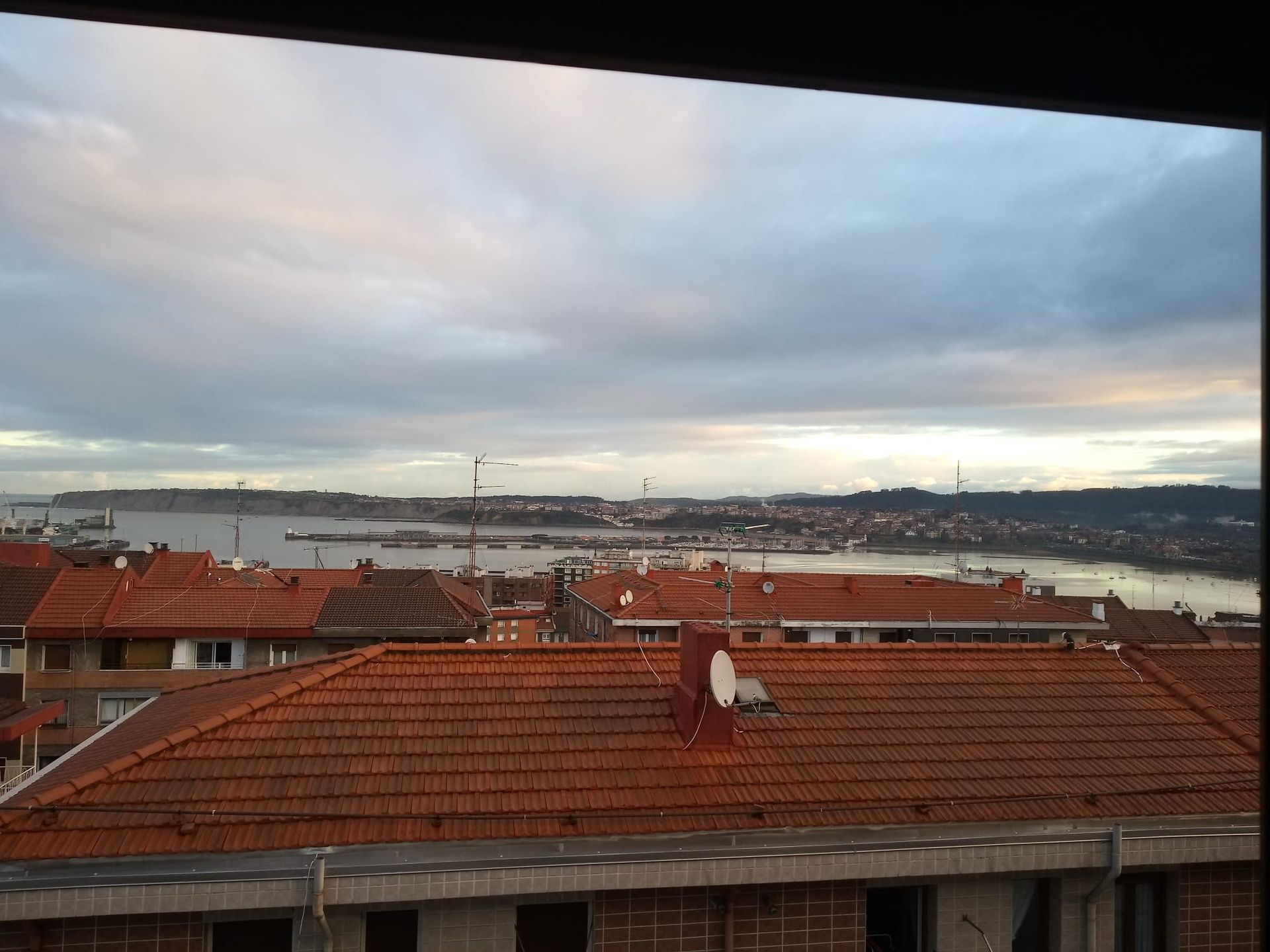 Una vista de una ciudad desde el tejado de un edificio.
