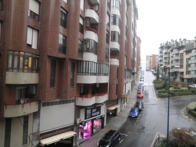 Una vista de una calle de la ciudad desde un balcón de un edificio.