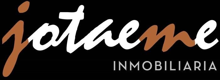 Un logotipo en blanco y negro para jotaeme inmobiliaria