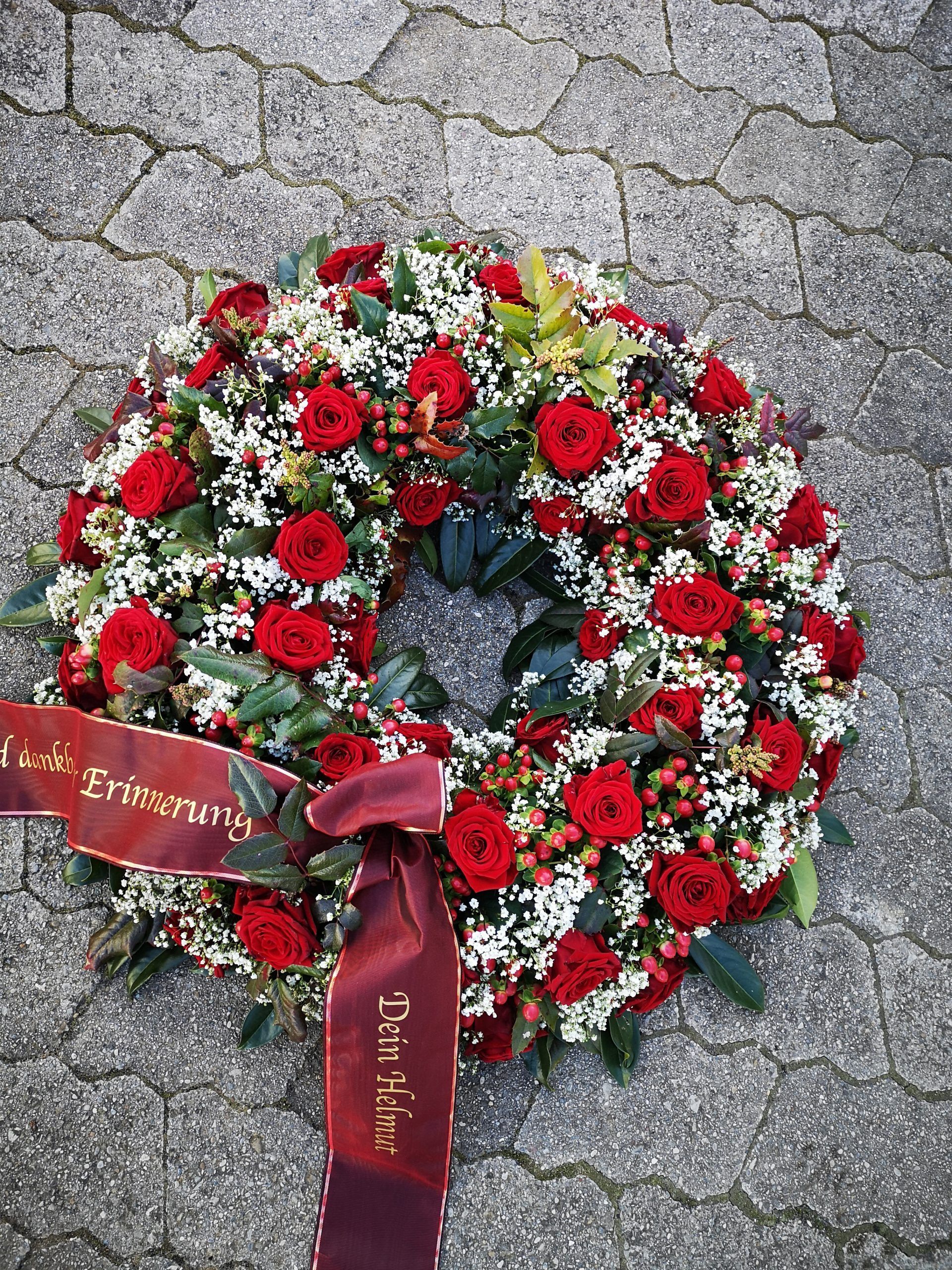 Trauerkranz mit roten Blumen, Foto von Blumen Böswirth
