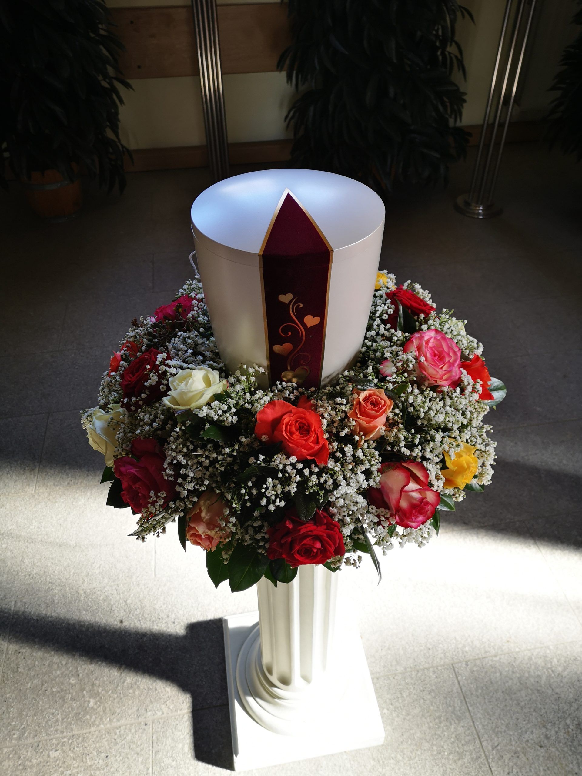 Trauerkranz mit roten Blumen, Foto von Blumen Böswirth