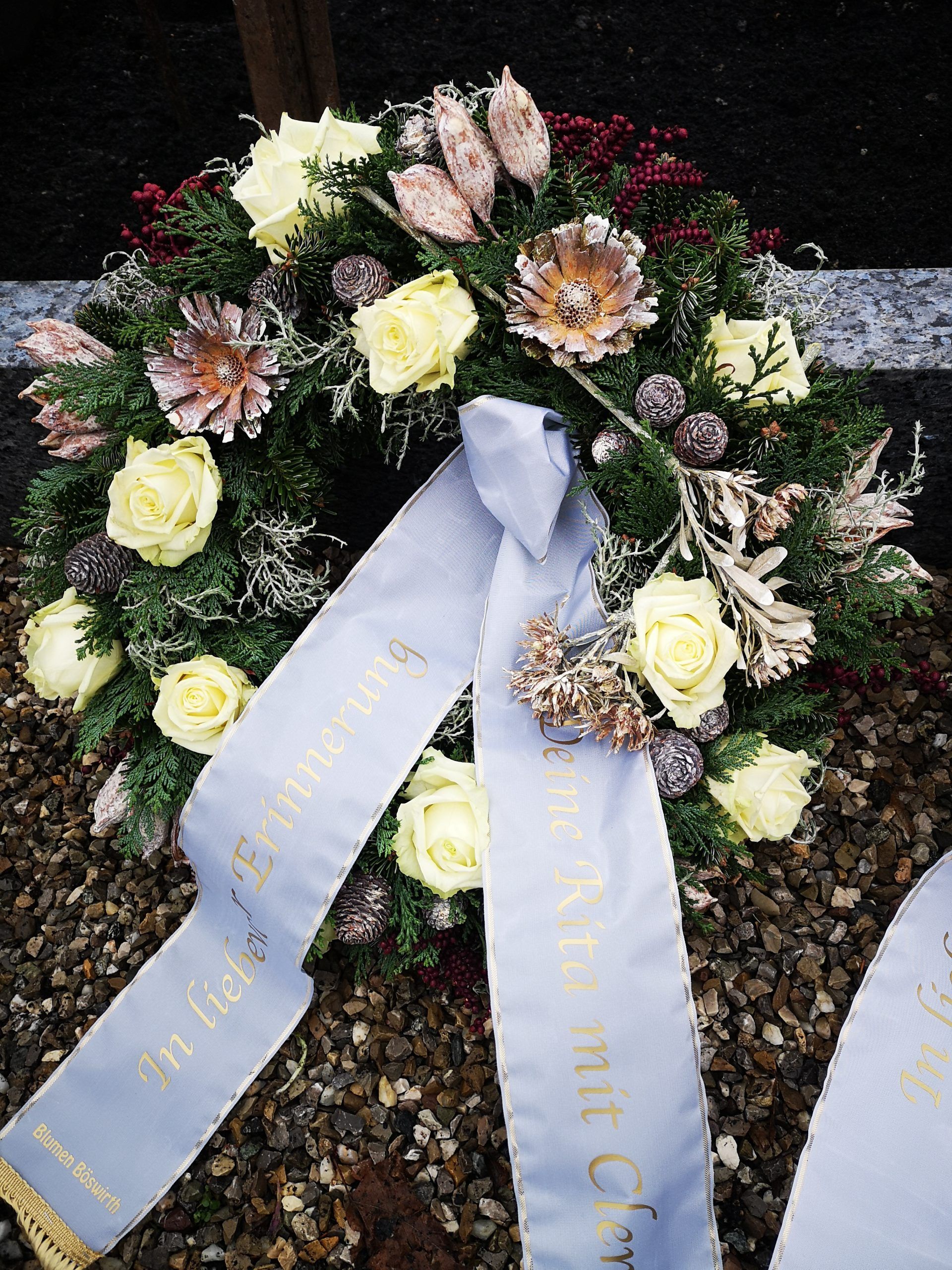 Trauerkranz mit hellen Blumen, Foto von Blumen Böswirth