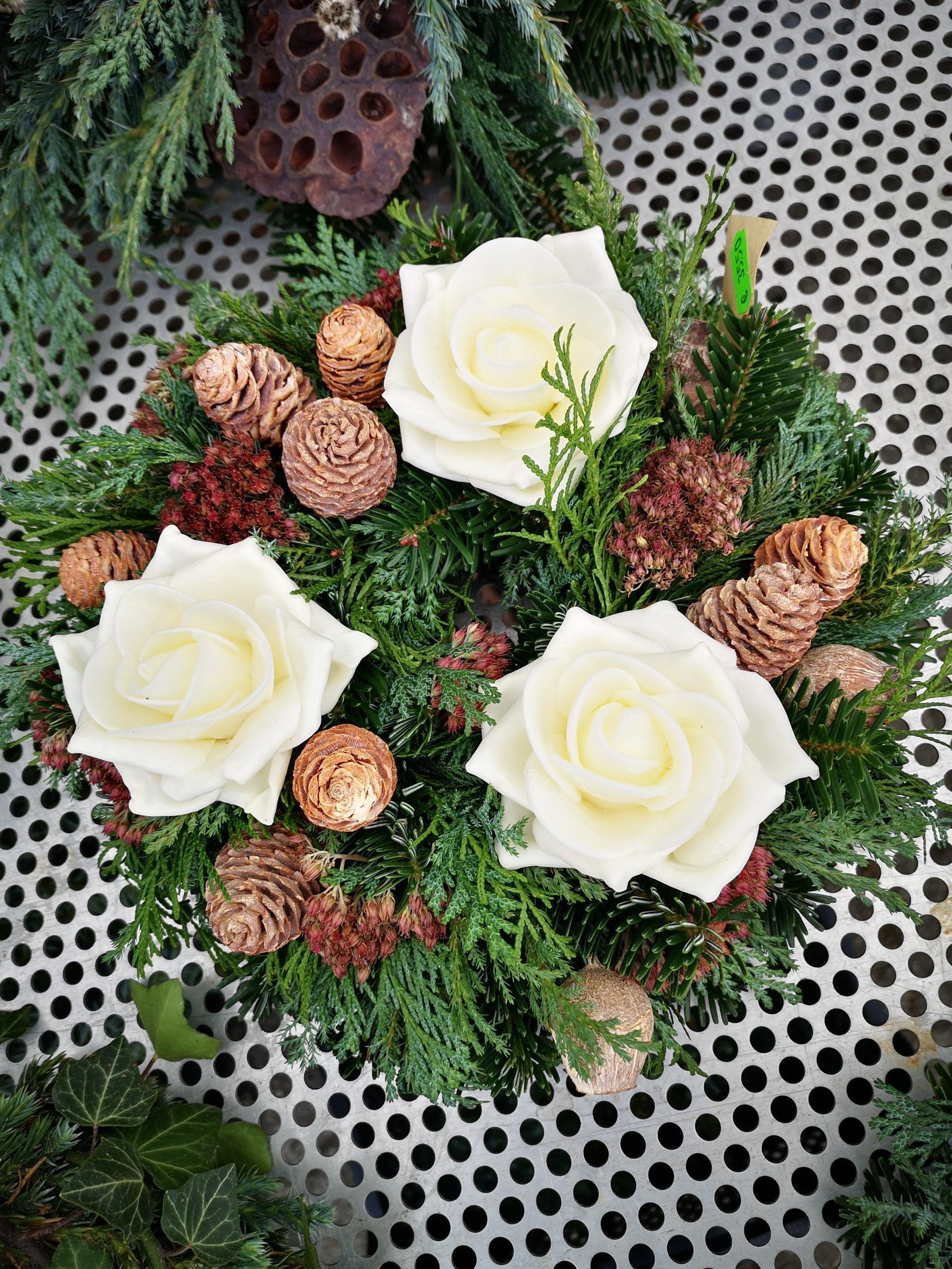 Blumengesteck mit weißen Rosen, Foto von Blumen Böswirth