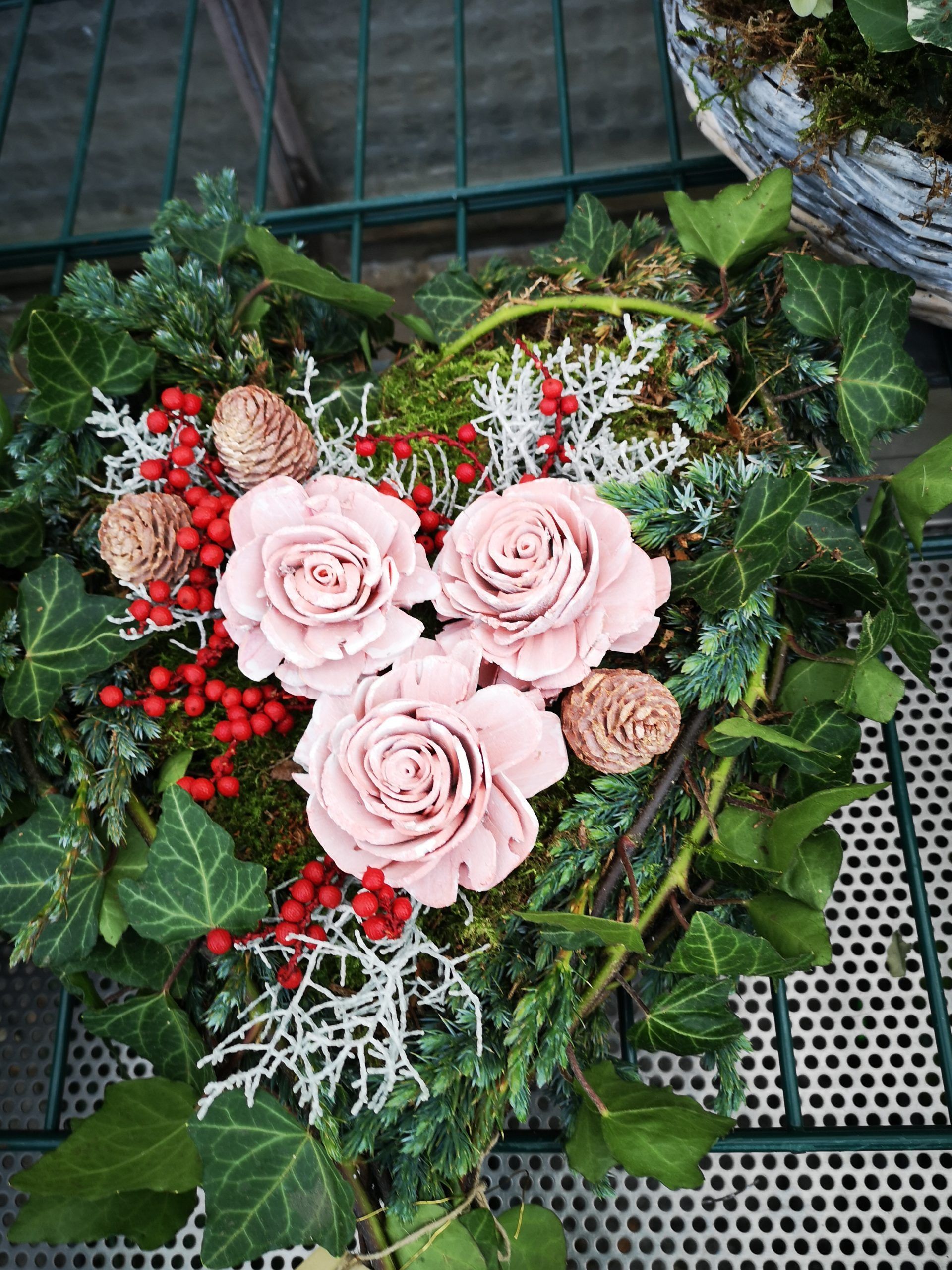 Blumengesteck in Herzform mit Rosen, Foto von Blumen Böswirth