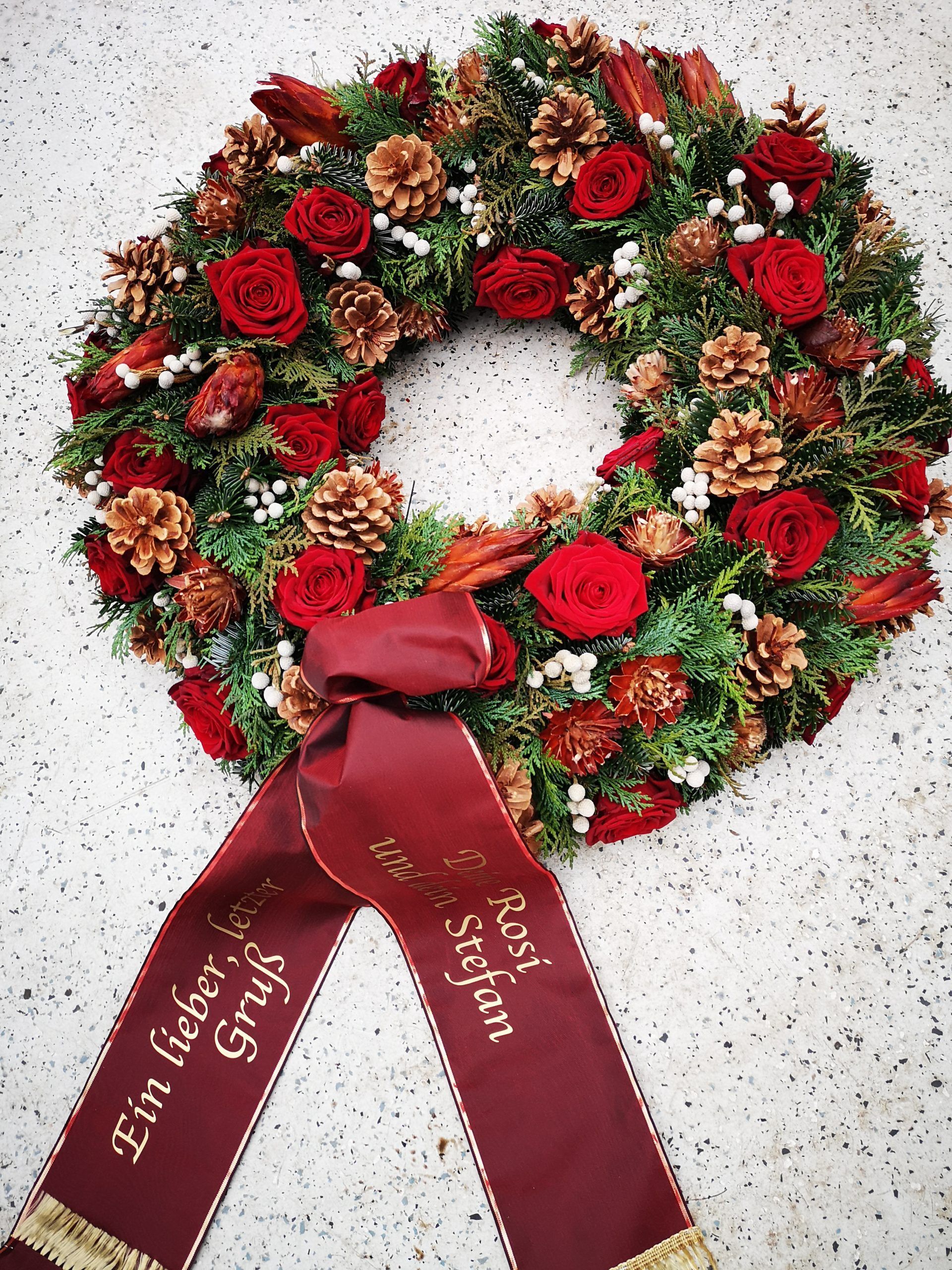 Trauerkranz mit roten Blumen, Foto von Blumen Böswirth