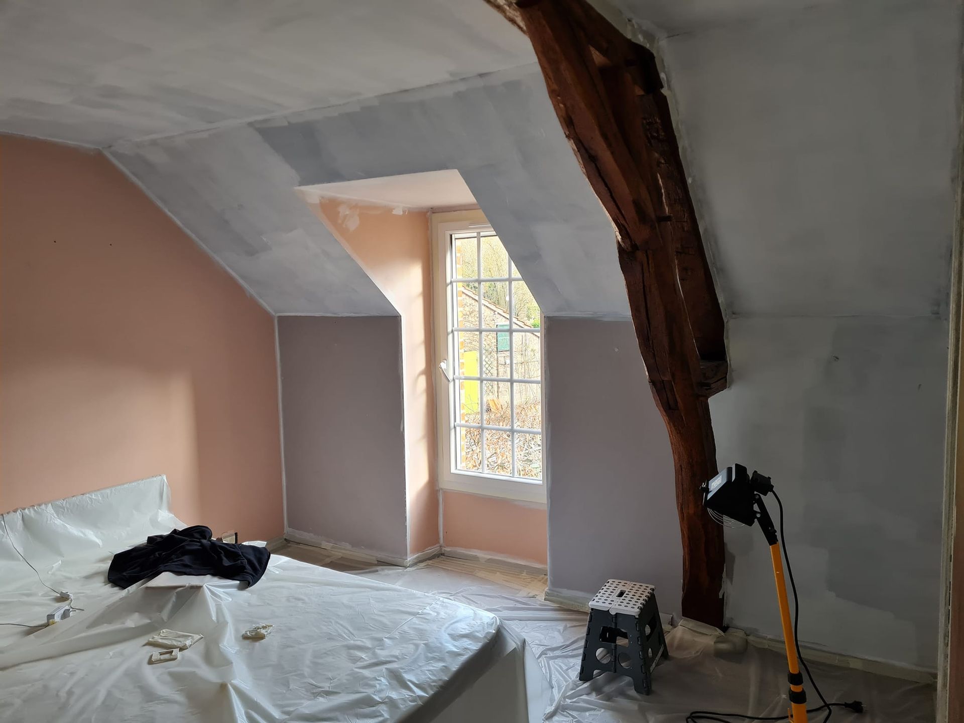 Chambre mansardée avant peinture