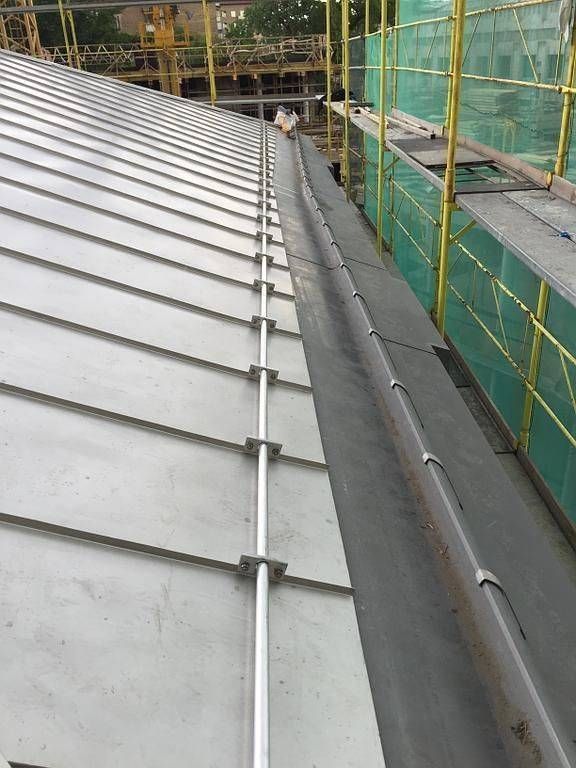 Eine Dachrinne an der Seite eines im Bau befindlichen Gebäudes. Foto von der Carl Franke AG