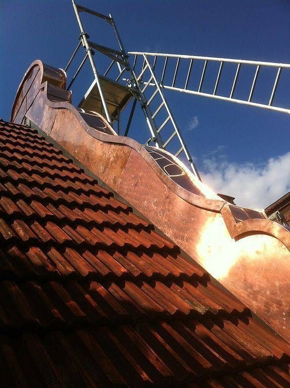 Eine Leiter steht auf einem Ziegeldach. Foto von der Carl Franke AG