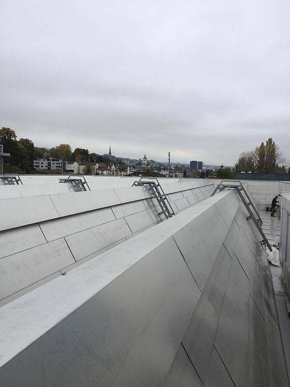 Das Dach eines Gebäudes mit Treppen, die hinaufführen. Foto von der Carl Franke AG