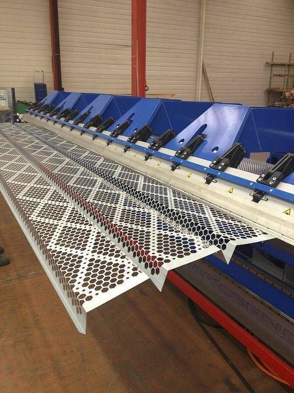 In einer Lagerhalle steht eine Maschine auf einem Holzboden. Foto von der Carl Franke AG