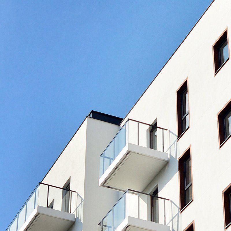 Focus sur le haut d'un immeuble et des balcons