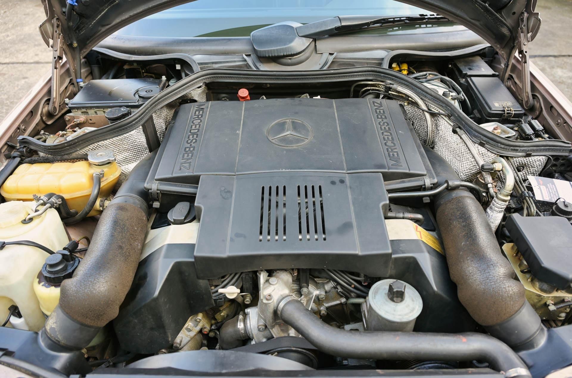 Eine Nahaufnahme eines Automotors mit geöffneter Motorhaube