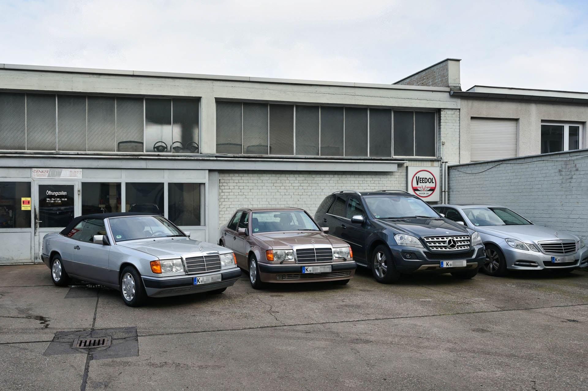 Eine Reihe von Autos parken vor einem Gebäude