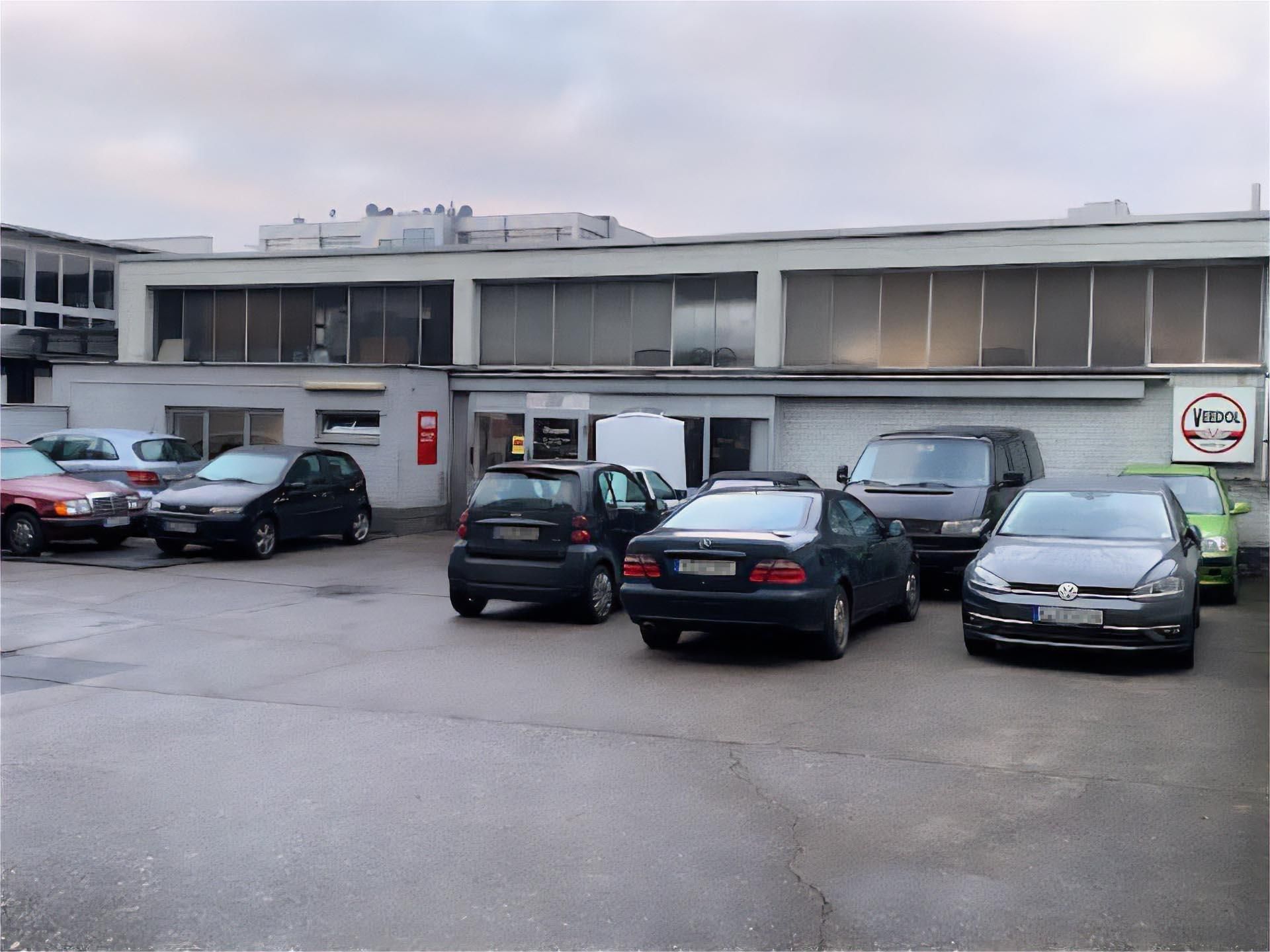 Viele Autos sind vor einem Gebäude geparkt