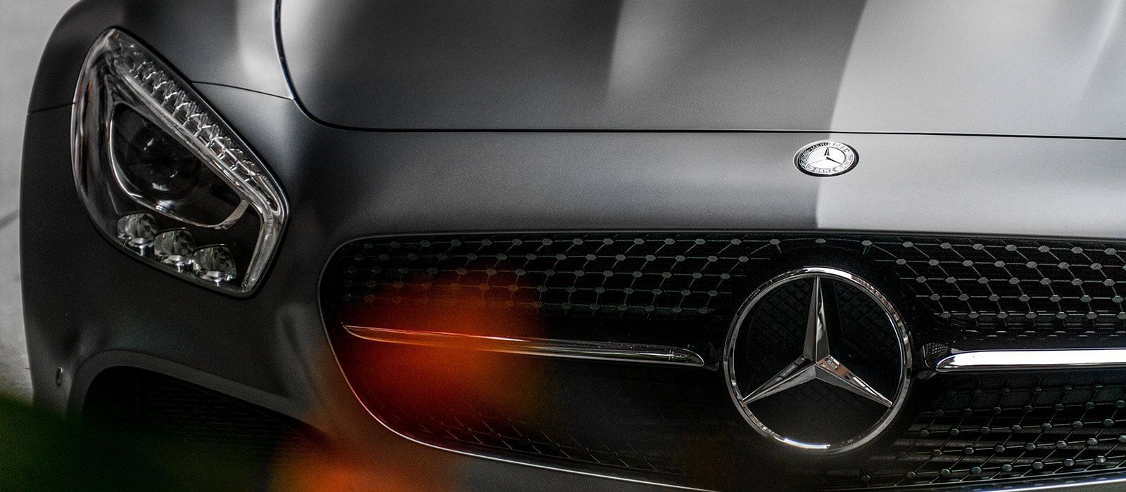 Eine Nahaufnahme der Vorderseite eines Mercedes-Benz.